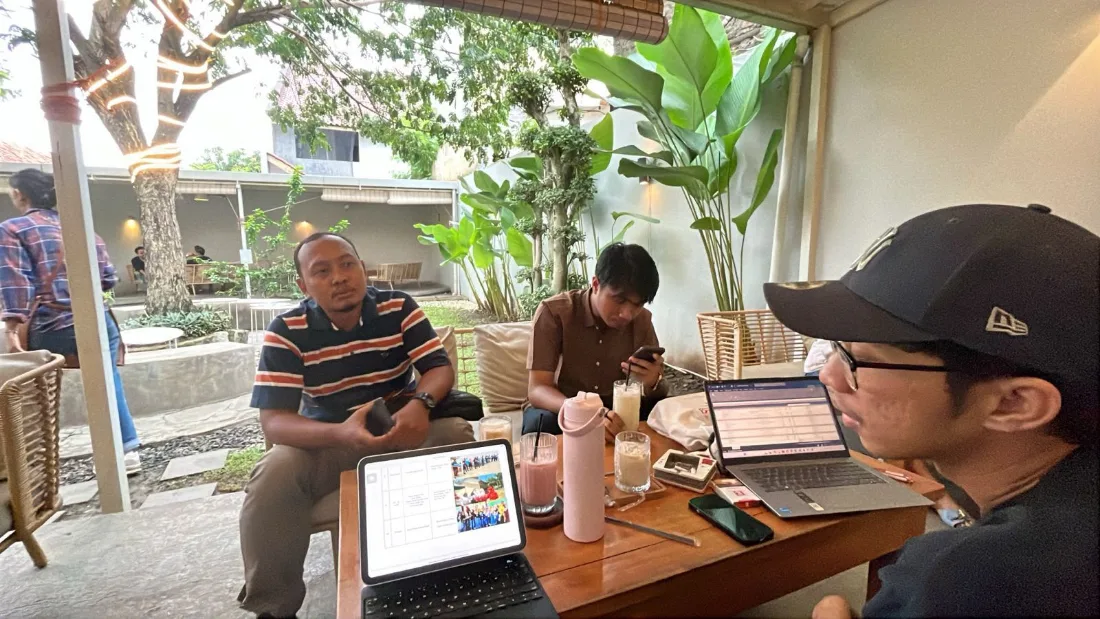 Frizqy dalam sesi meeting kerja