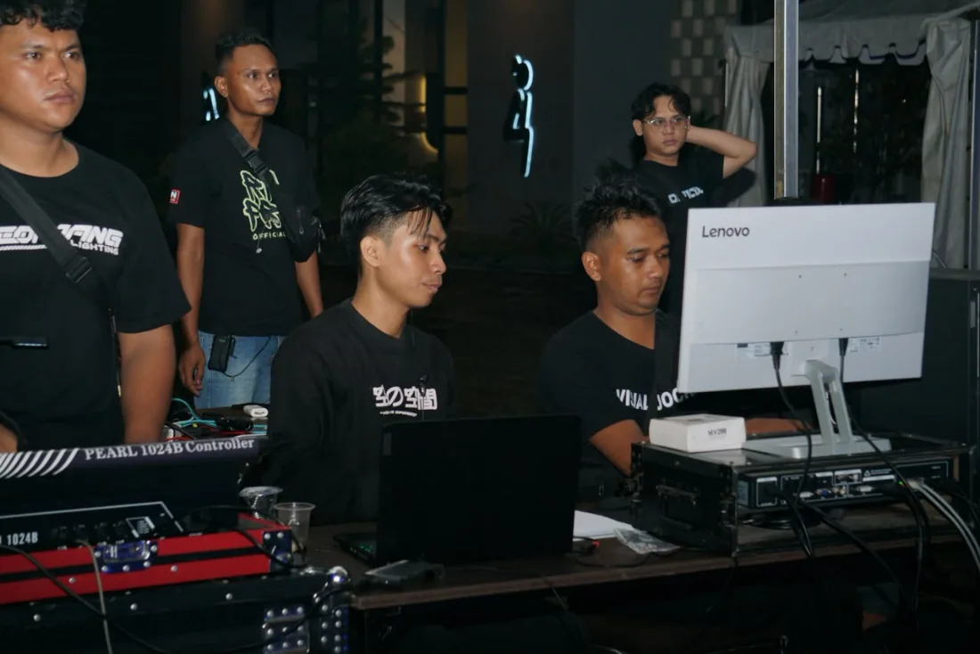 Kru di belakang konsol lighting