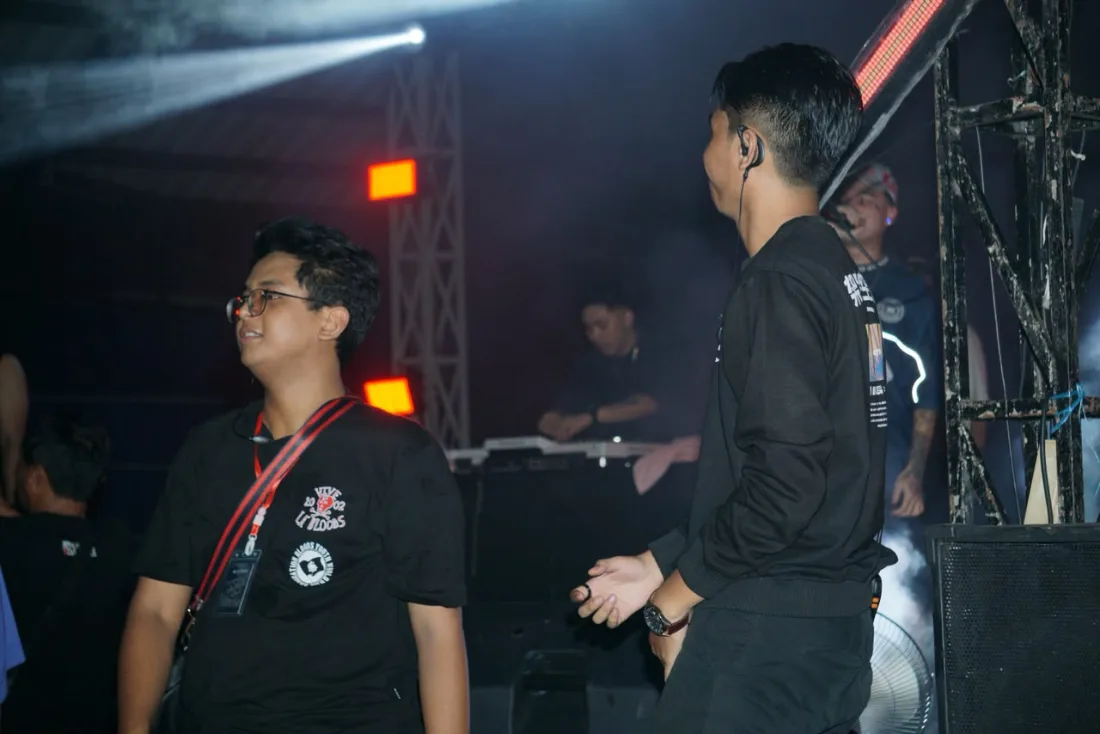 Kru di area panggung